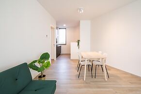Spacious City Retreat With Balcony