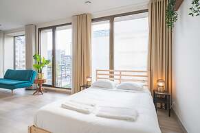Spacious City Retreat With Balcony
