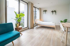 Spacious City Retreat With Balcony