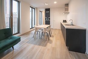 Spacious City Retreat With Balcony