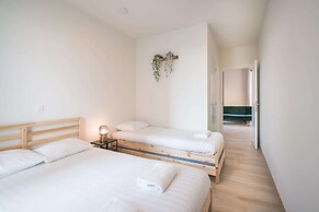 Spacious City Retreat With Balcony