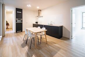 Spacious City Retreat With Balcony