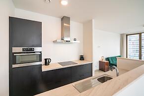 Spacious City Retreat With Balcony