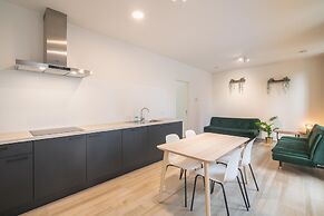 Spacious City Retreat With Balcony