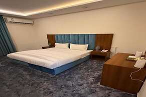 Quiet Rooms 13