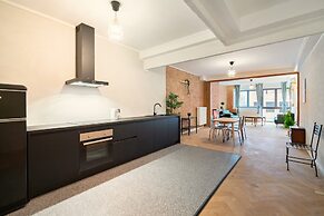Stylish 2BR Apartment - Central Location