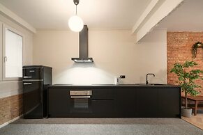 Stylish 2BR Apartment - Central Location