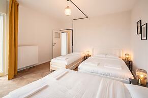 Stylish 2BR Apartment - Central Location