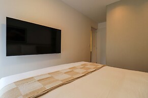 w Light-filled 2BR w Balcony in Miraflores