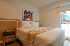 w Light-filled 2BR w Balcony in Miraflores