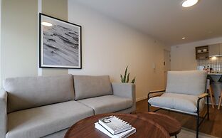 w Light-filled 2BR w Balcony in Miraflores