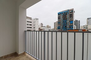 w Light-filled 2BR w Balcony in Miraflores