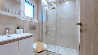 Kolonaki A modern and bright apartment