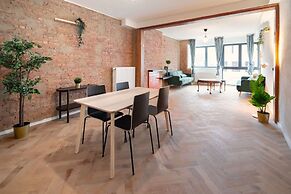 Very Large Central Station 2br/14p Apartment