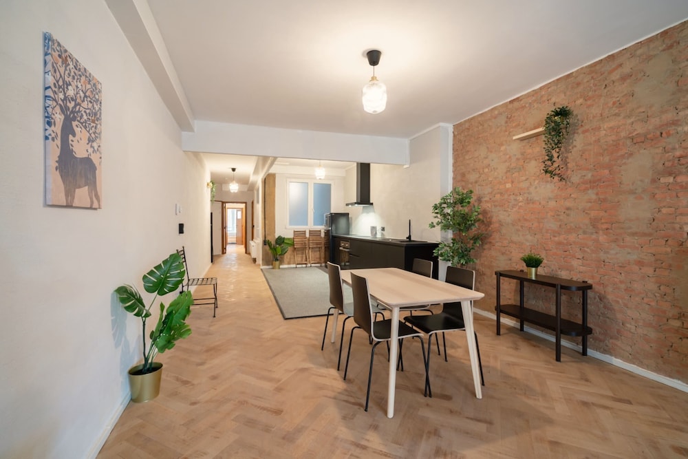 Very Large Central Station 2br/14p Apartment
