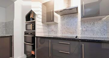 Spacious 4BR City Centre Apartment Dundee