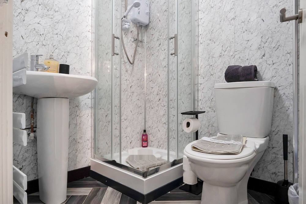 Spacious 4BR City Centre Apartment Dundee