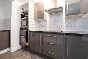 Spacious 4BR City Centre Apartment Dundee