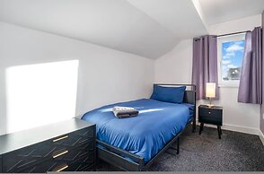 Spacious 4BR City Centre Apartment Dundee