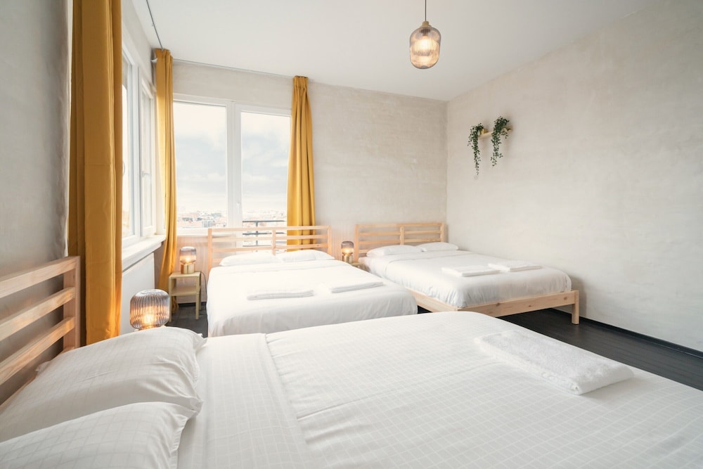Grand Central 2BR Apartment Sleeps 14