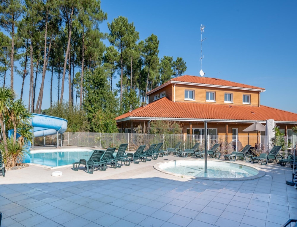 Apartment With Access to Pool