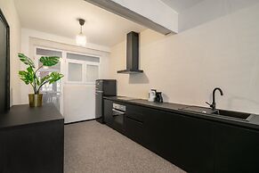 Central 2BR Apartment by Grand Station