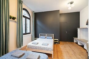 Spacious Riverside Apartment for 9