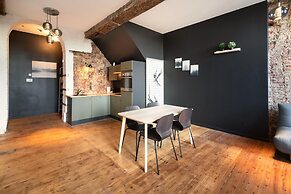 Spacious Riverside Apartment for 9