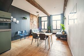 Spacious Riverside Apartment for 9