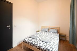 Spacious Riverside Apartment for 9