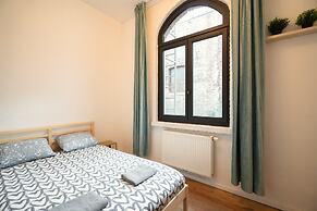 Spacious Riverside Apartment for 9