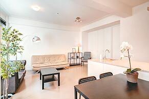 Chic Meir Stay for 9 With Balcony