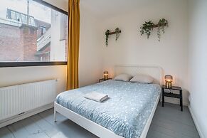 Riverfront Apartment for 9-guests