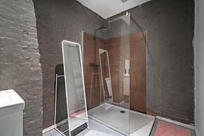 Riverfront Apartment for 9-guests