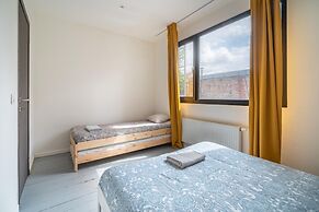 Riverfront Apartment for 9-guests