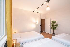 Grand Central Station 2br/14p Apartment