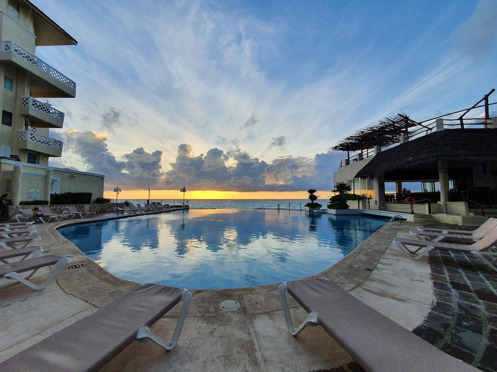 Caribbean View at Cancun Plaza Condos