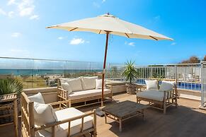 Garden& Rooftop Beachfront Apartment