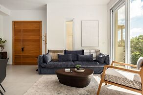 Garden& Rooftop Beachfront Apartment