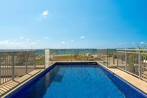 Garden& Rooftop Beachfront Apartment
