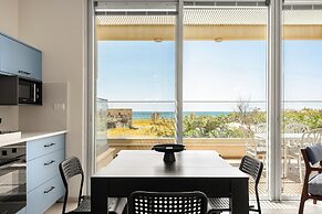 Garden& Rooftop Beachfront Apartment