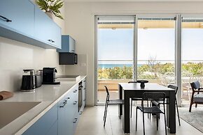 Garden& Rooftop Beachfront Apartment