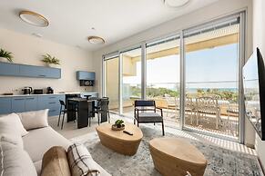 Garden& Rooftop Beachfront Apartment