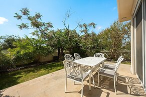 Garden& Rooftop Beachfront Apartment