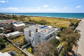 Garden& Rooftop Beachfront Apartment