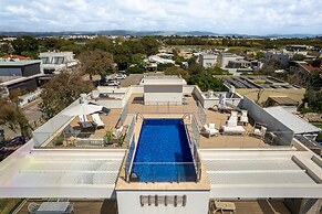 Garden& Rooftop Beachfront Apartment
