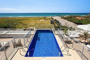 Garden& Rooftop Beachfront Apartment