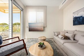 Garden& Rooftop Beachfront Apartment