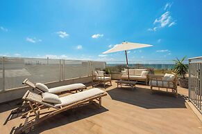 Garden& Rooftop Beachfront Apartment