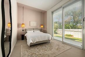 Garden& Rooftop Beachfront Apartment
